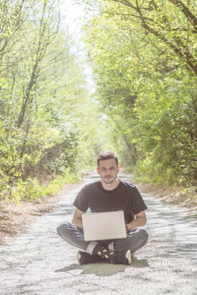 Man met laptop — Stockfoto