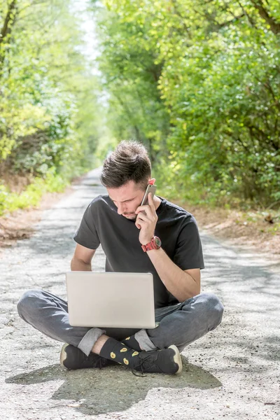 Mannen som pratar i telefon — Stockfoto