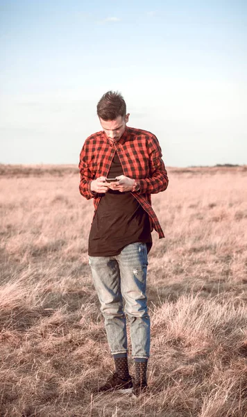 Man typen aan de telefoon — Stockfoto