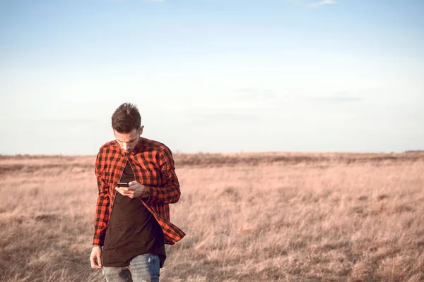 Hipster met behulp van de telefoon — Stockfoto