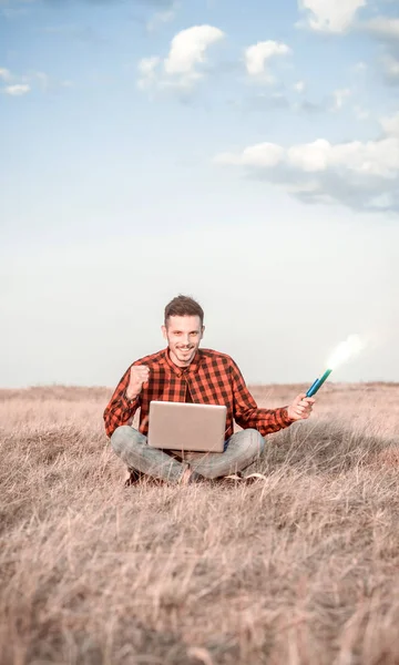 Gelukkig man holdig de fakkel buiten — Stockfoto