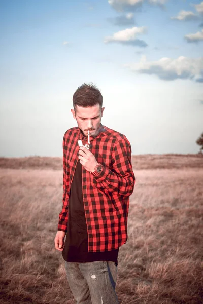 Man lighting cigarette — Stock Photo, Image