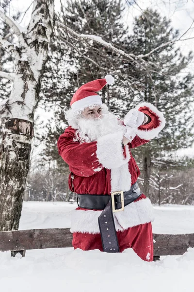 Santa Claus mirando en el reloj — Foto de Stock