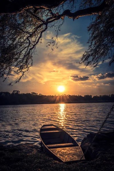 Belo pôr do sol sobre o lago — Fotografia de Stock