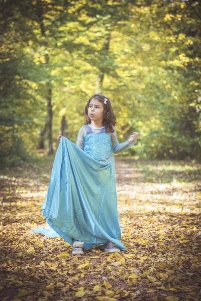 Retrato de niña hermosa —  Fotos de Stock