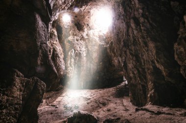 Güneş ışıkları Koolhaus mağara ortasında 