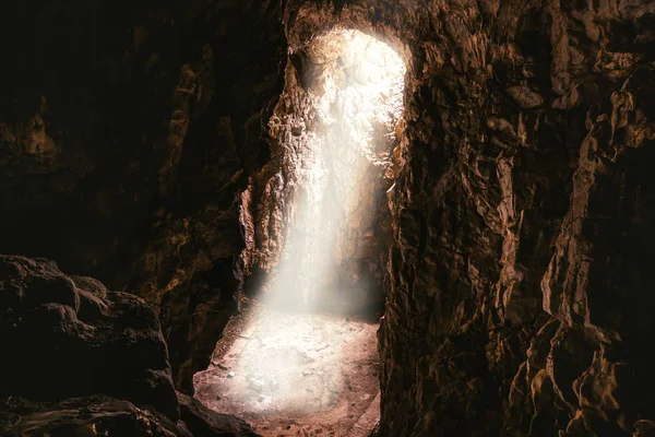 Ήλιος Φως Droping Στη Σπηλιά — Φωτογραφία Αρχείου