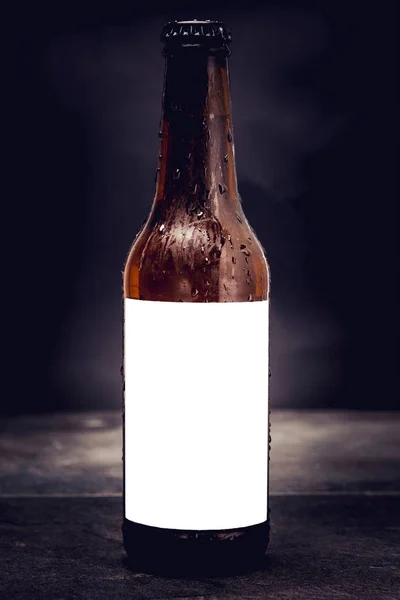 Bierflasche Mit Leerem Etikett Auf Dunklem Hintergrund — Stockfoto