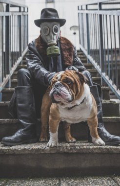 Gaz maskesi İngilizce bulldog, seçici odak holding ile mand 