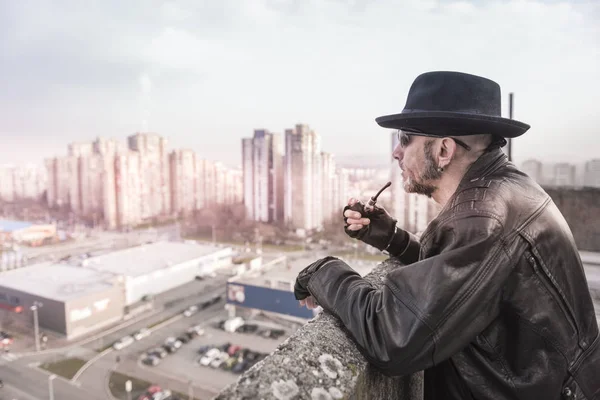 Ember Tartja Dohányzás Cső Nézett Városkép Tetőről Szelektív Összpontosít — Stock Fotó
