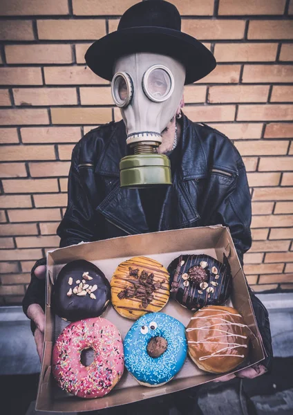 Man Met Gasmasker Donuts Vak Selectieve Aandacht Begrip Van Levering — Stockfoto