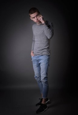 Cep telefonunu kullanarak moda genç adam