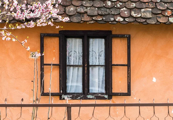 Drewniane Okna Stary Dom Pomarańczowe Ściany — Zdjęcie stockowe