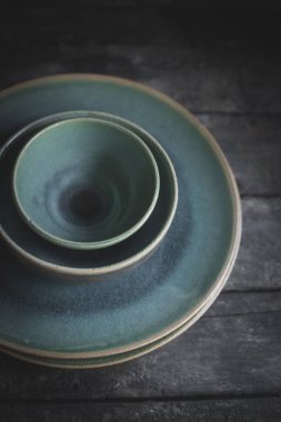 Zanaat maded bowles ve ahşap arka plan, seçici odak plakaları 