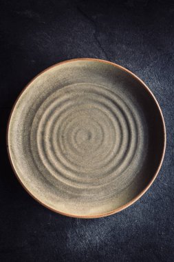 Boş seramik ve el yapımı tabak o koyu arka plan 