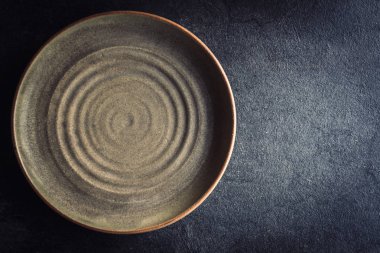 Boş levha koyu arka plan boşluk ile yapılan el sanatları