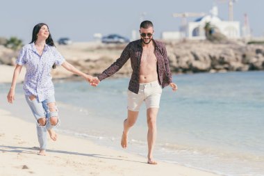 Kumsaldaki mutlu çift iyi vakit geçiriyor, seçici odaklanıyor. 