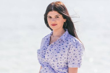 Sahildeki kadın portresi, seçici odaklanma