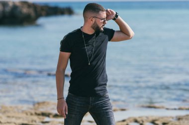 Sahildeki adamın portresi, seçici odaklanma. 