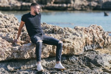 Sahildeki adamın portresi, seçici odaklanma. 