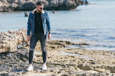 Sahildeki adamın portresi, seçici odaklanma. 