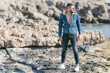 Sahildeki adamın portresi, seçici odaklanma. 