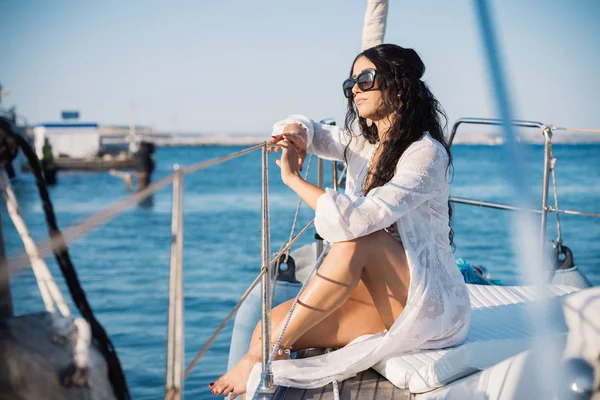 Belle Femme Posant Sur Yacht — Photo