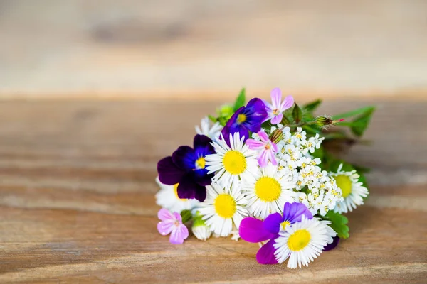Parta barevných zahradních květin na dřevěný stůl Royalty Free Stock Obrázky