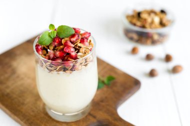 Vanilya nar ve nane ile krem ile taze granola