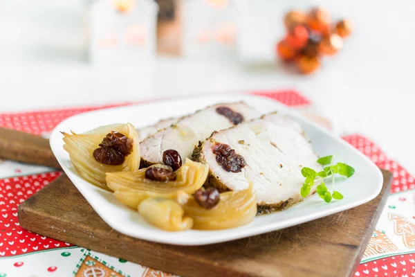 Chuletas de cerdo rellenas de arándanos y ajo en salsa de cebolla — Foto de Stock