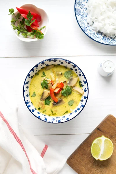 Thaise soep met kokosmelk en kippenvlees op witte tafel — Stockfoto