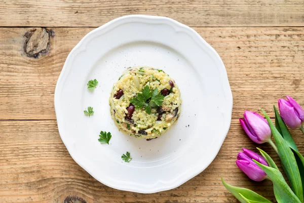 Risotto (pilaf) con arroz jazmín y frijoles rojos sobre madera rústica —  Fotos de Stock