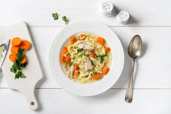 Beyaz makarna, havuç ve maydanoz ile tavuk çorbası Üstten Görünüm
