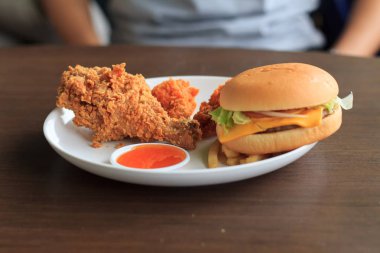 Hızlı öğle yemeği odak bulanık arka plan seçin, Seç görüntü arka plan, yakın çekim kızarmış tavuk ve burger kızarmış tavuk odaklan