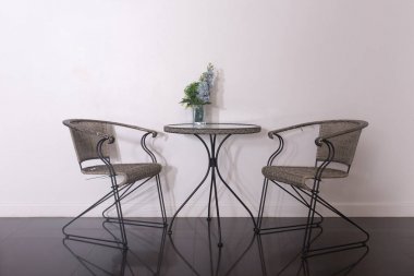 Sandalye ve yuvarlak masa cam çiçek vazo, parlak bir yansıtıcı masada yer ile odak, bir tablo cam düşük ışık üzerinde yuvarlak bir Vazoda Çiçekler seçin