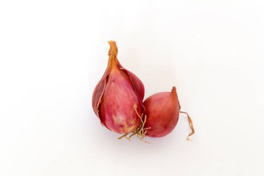 Beyaz zemin üzerine kırmızı kuru soğan