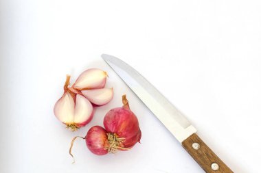 Kırmızı soğan ve beyaz arka plan üzerinde bıçak