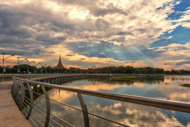Gün batımı ile dere Köprüsü