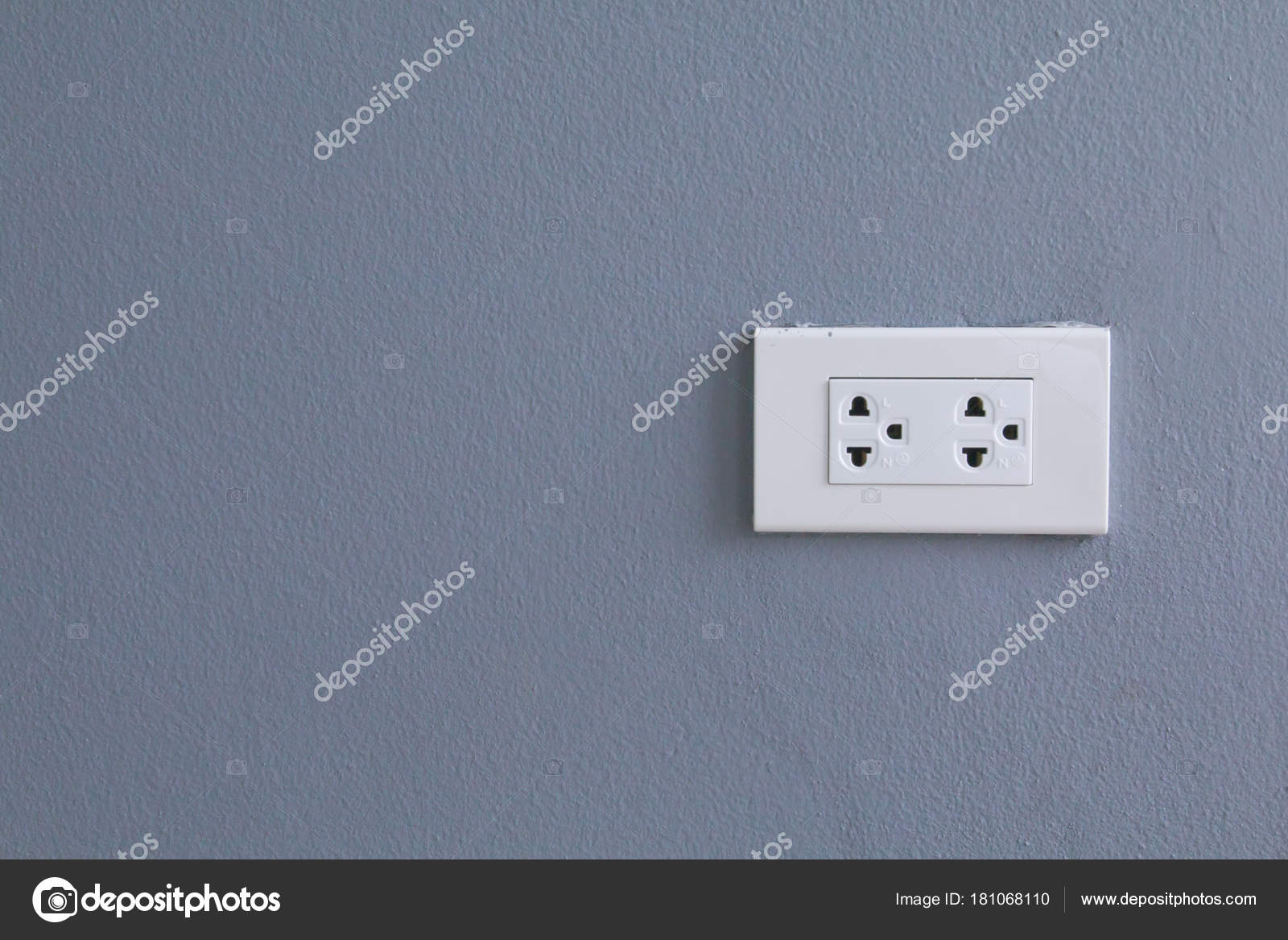 Witte Elektrische Stekkers Blauwe Muur Achtergrond Wit Outlet ... Witte Elektrische Stekkers Blauwe Muur Achtergrond Wit Outlet ...
