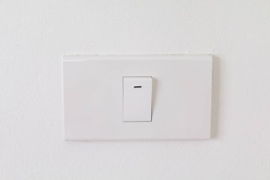 Elektronik beyaz arka plan ile beyaz duvar ev Switchler, Closeup Interio geçer