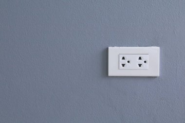Beyaz elektrik takılan mavi duvar arka plan, beyaz çıkış iç, iç elektrik prizine içinde ev, yuva elektrik iç