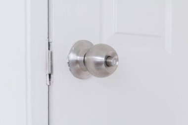 Paslanmaz kapı kolu, Beyaz ahşap kapı, Closeup kapı kolu üzerindeki kolu