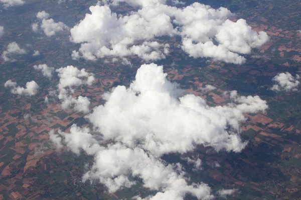 从飞机窗口看云的看法 — 图库照片
