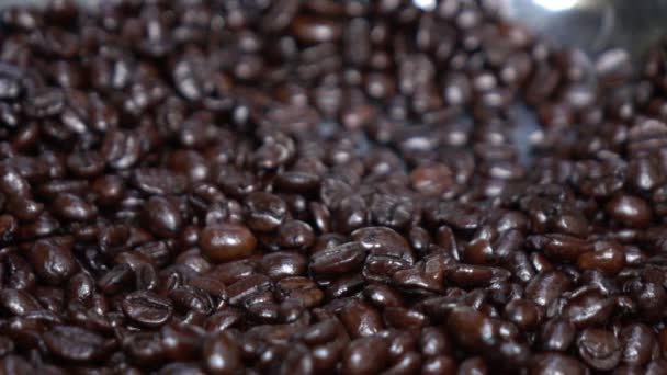 Grão de café torrado para derramar a partir da juta saco — Vídeo de Stock