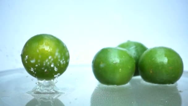 Limón cayendo en el agua super cámara lenta — Vídeo de stock