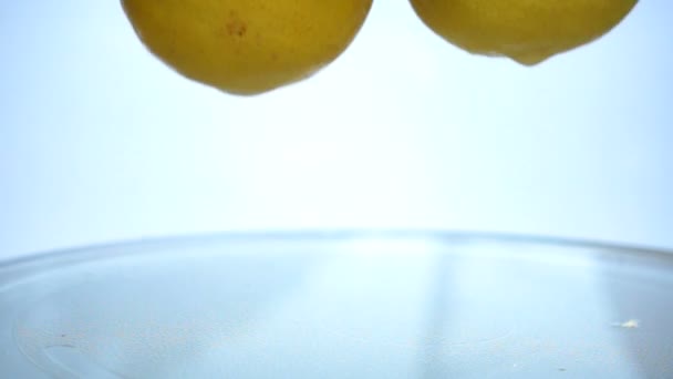 레몬 물 슈퍼 슬로우 모션으로 떨어지는 — 비디오