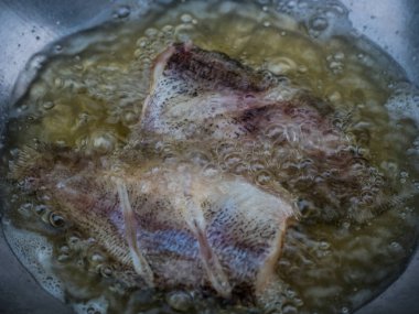 Tavada kızarmış balık.