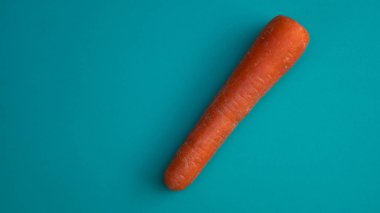 Mavi zemin üzerine havuç