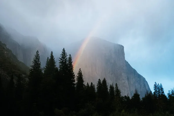 Vista Diurna Arco Íris Nuvens Sobre Montanhas Florestas Yosemite Valley — Fotografia de Stock