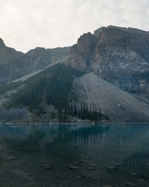 Montañas Aguas Tranquilas Del Lago Bow Parque Nacional Banff Canadá — Foto de Stock